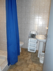 GÎTE N° 3 : Salle d'eau avec douche, lavabo et toilettes.